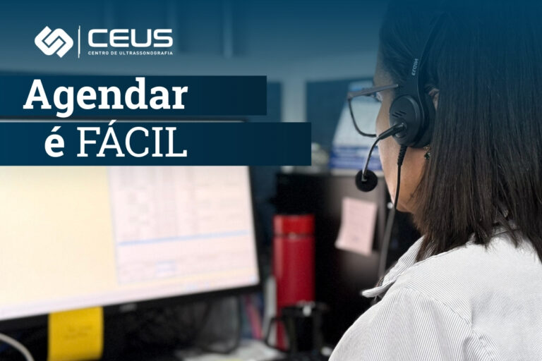 Atendente do CEUS com headset agendando exame por computador. Texto: Agendar é fácil.