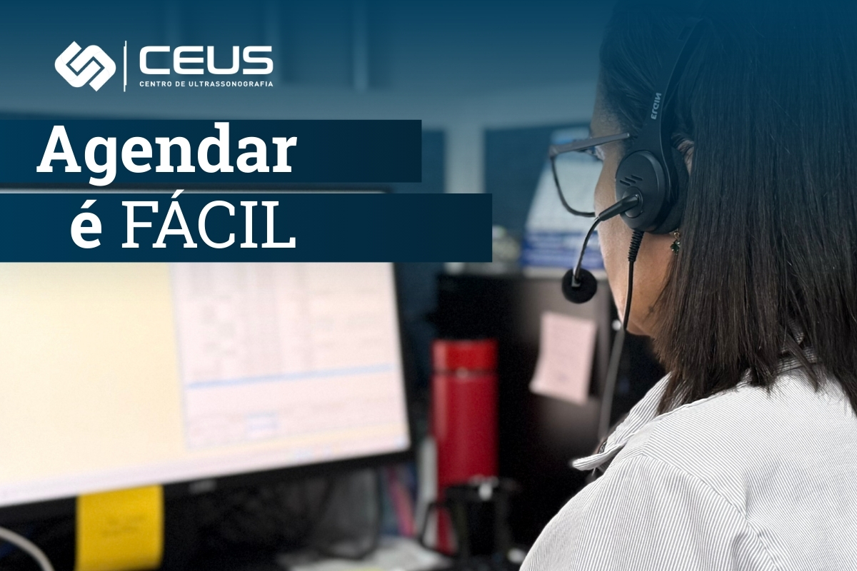 Atendente do CEUS com headset agendando exame por computador. Texto: Agendar é fácil.